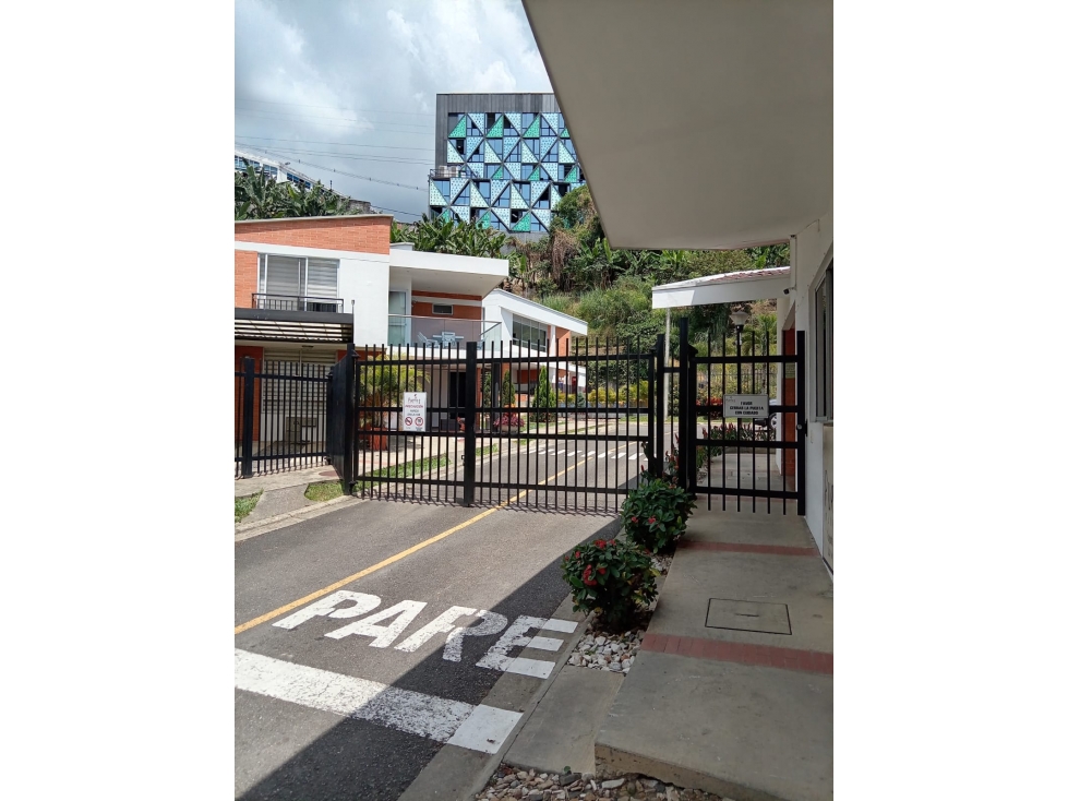 VENTA CASA DÚPLEX EN CONJUNTO CERRADO EN BELMONTE.