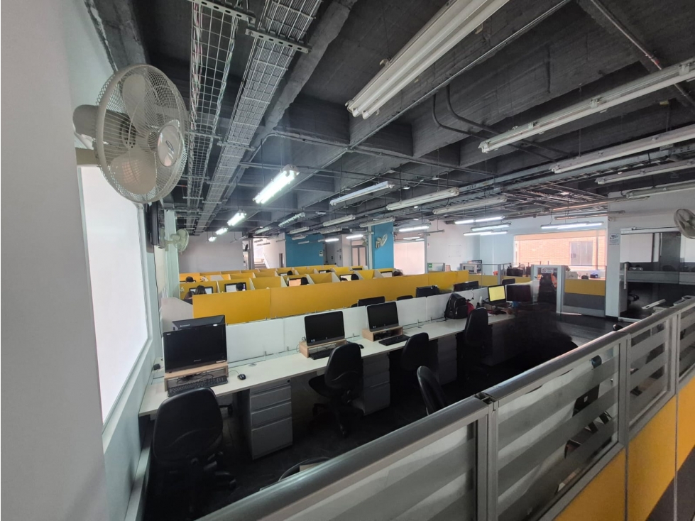 RENTO ESPACIO COMERCIAL 1.000M2 EXTERIOR PARQUE 93