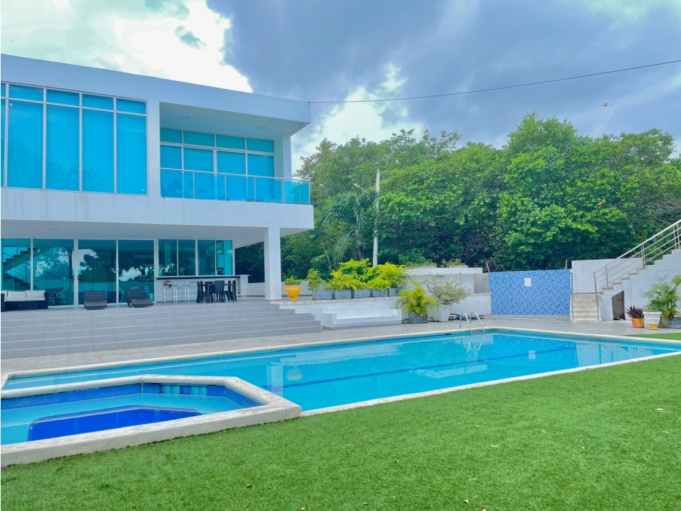 CASA MODERNA CON PISCINA 2.000m2 PLAYA MENDOZA BARRANQUILLA
