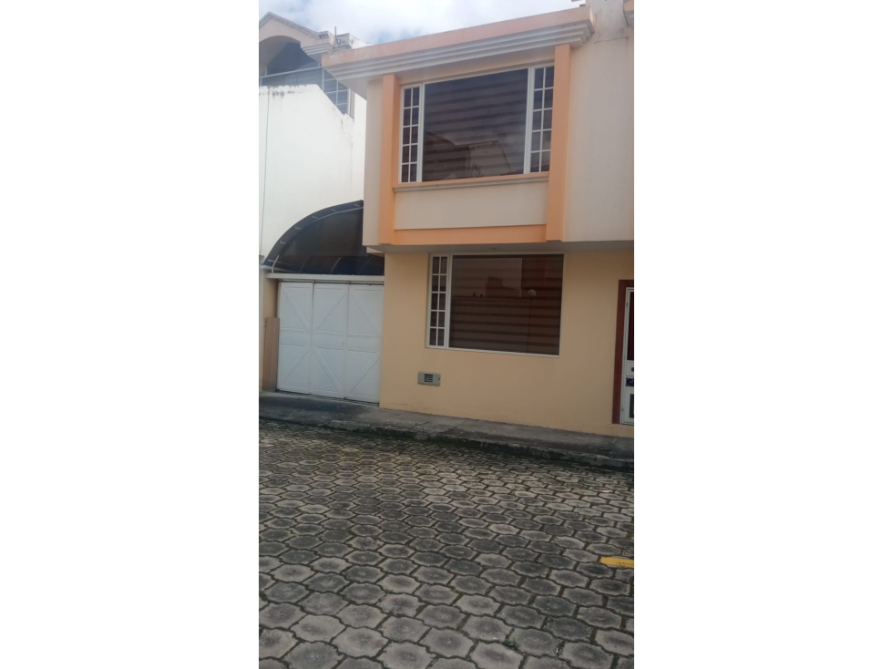 CASA EN CONJUNTO EN OTAVALO - 2