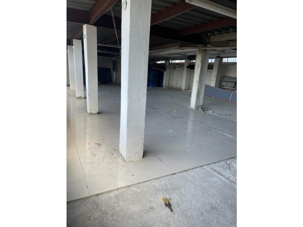 ALQUILER LOCAL EN OBRA GRIS VIA CINCUENTENARIO — foto 6