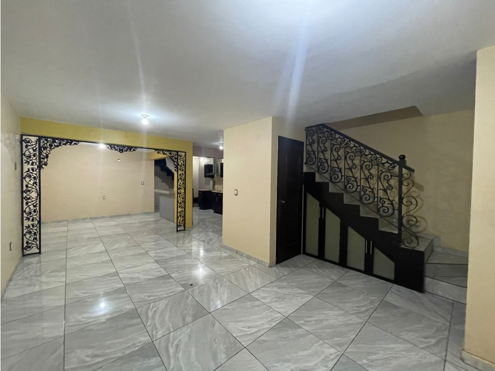SE RENTA CASA SIN MUEBLES EN VALLE DORADO — foto 2