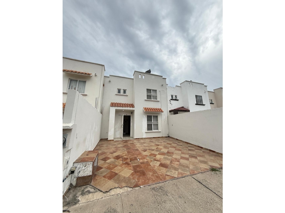 CASA EN RENTA AMUEBLADA 2 RECS EN FRACC. PRIVADO BUENA UBICACIÓN