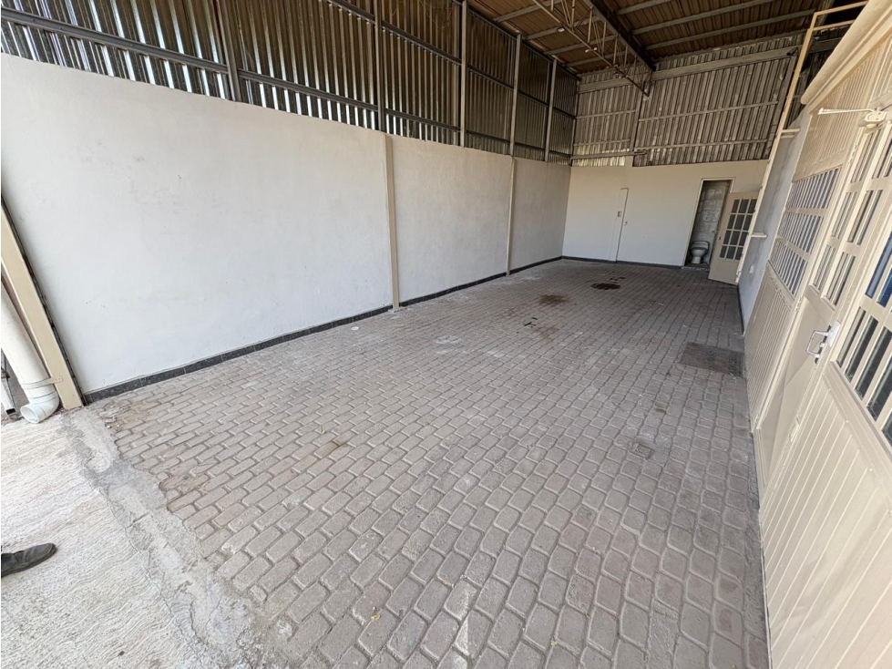 BODEGA EN RENTA CON OFICINA SOBRE AVENIDA TRANSITADA | 180 M² — foto 3