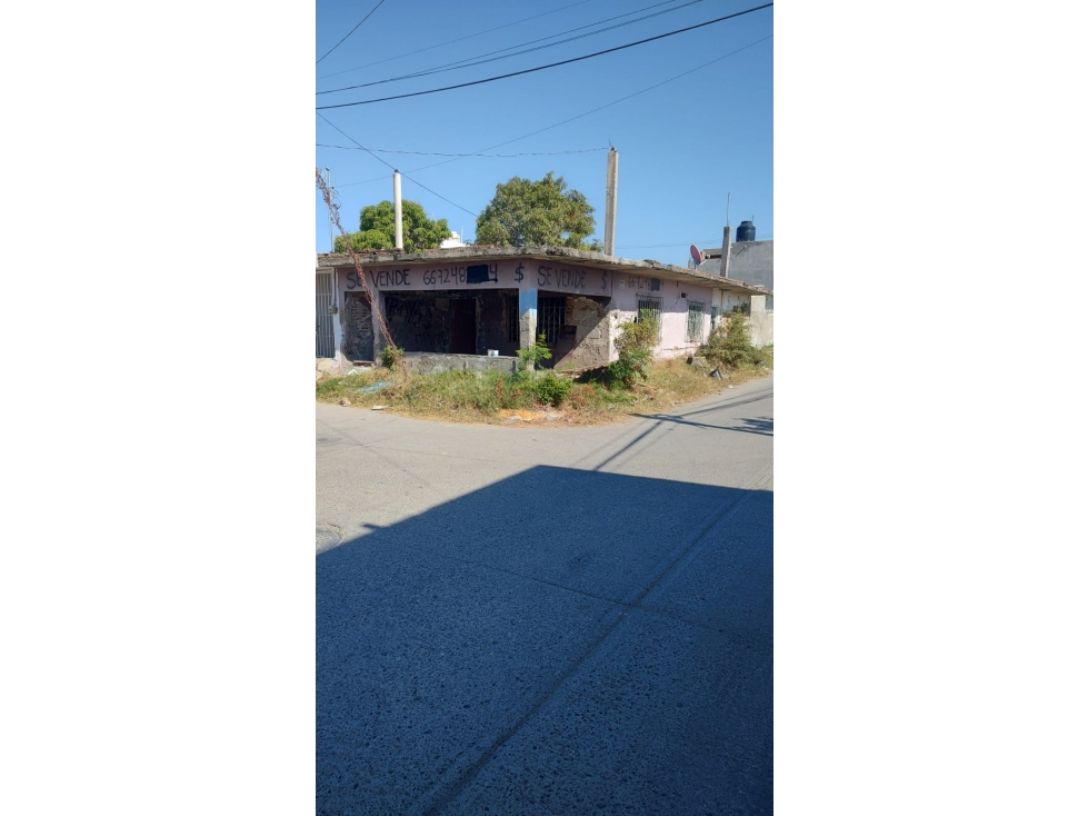 Casa en esquina, para demoler, en Col. Fco. Villa