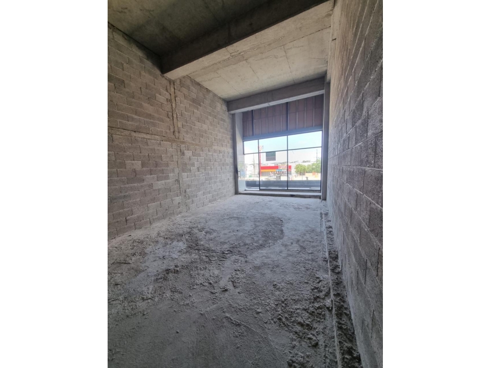 SE RENTA LOCAL EN PLAZA PUNTA PALMEIRA, CERCA DE PLAZA GALERIAS. - 3
