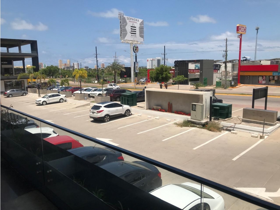 SE RENTA LOCAL EN PLAZA PUNTA PALMEIRA, CERCA DE PLAZA GALERIAS. - 5