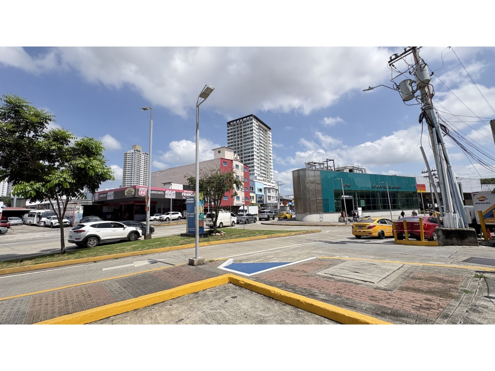 Plaza comercial sobre Via Fernandez de Cordoba - 4