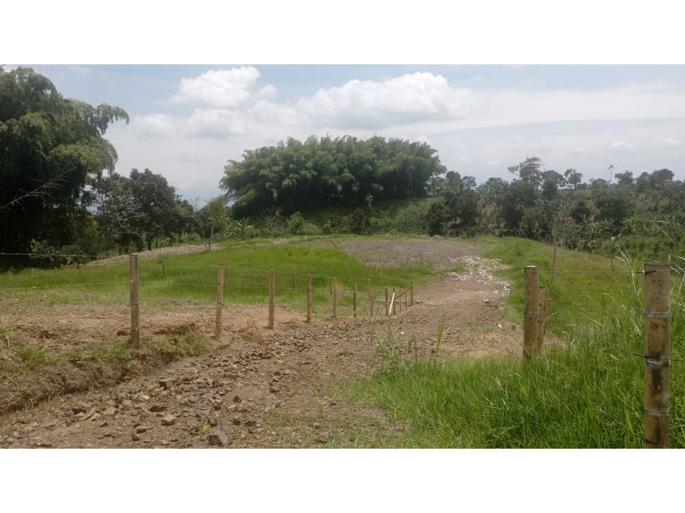SE VENDE LOTE EN FILANDIA - 2