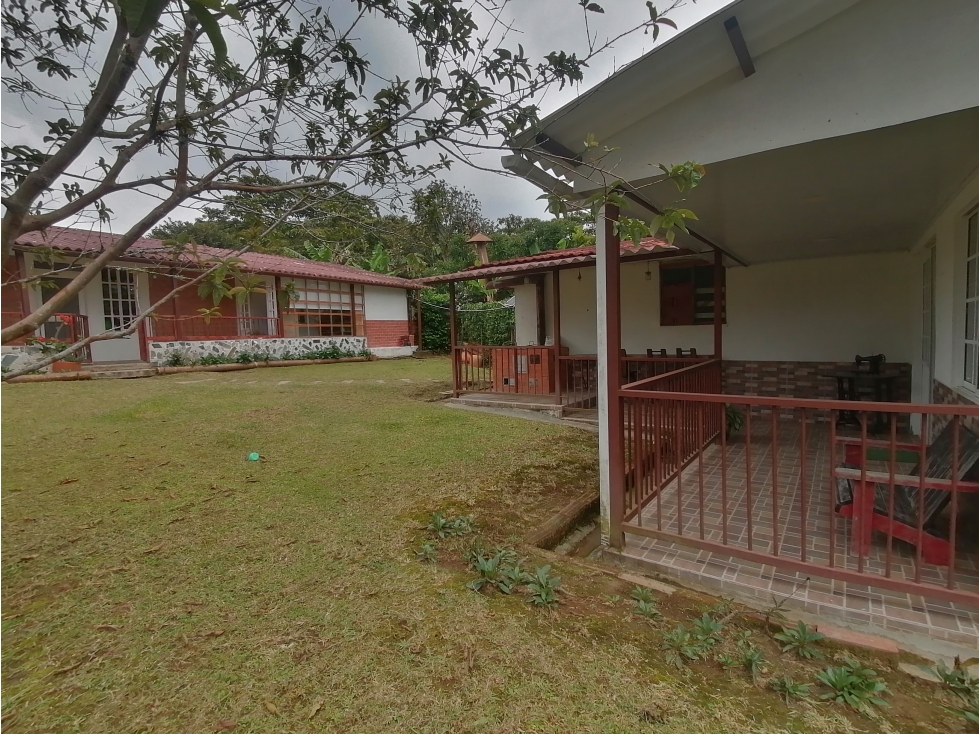 Se Vende Casa Campestre con Lote y Cabaña en Conjunto Vía Pereira