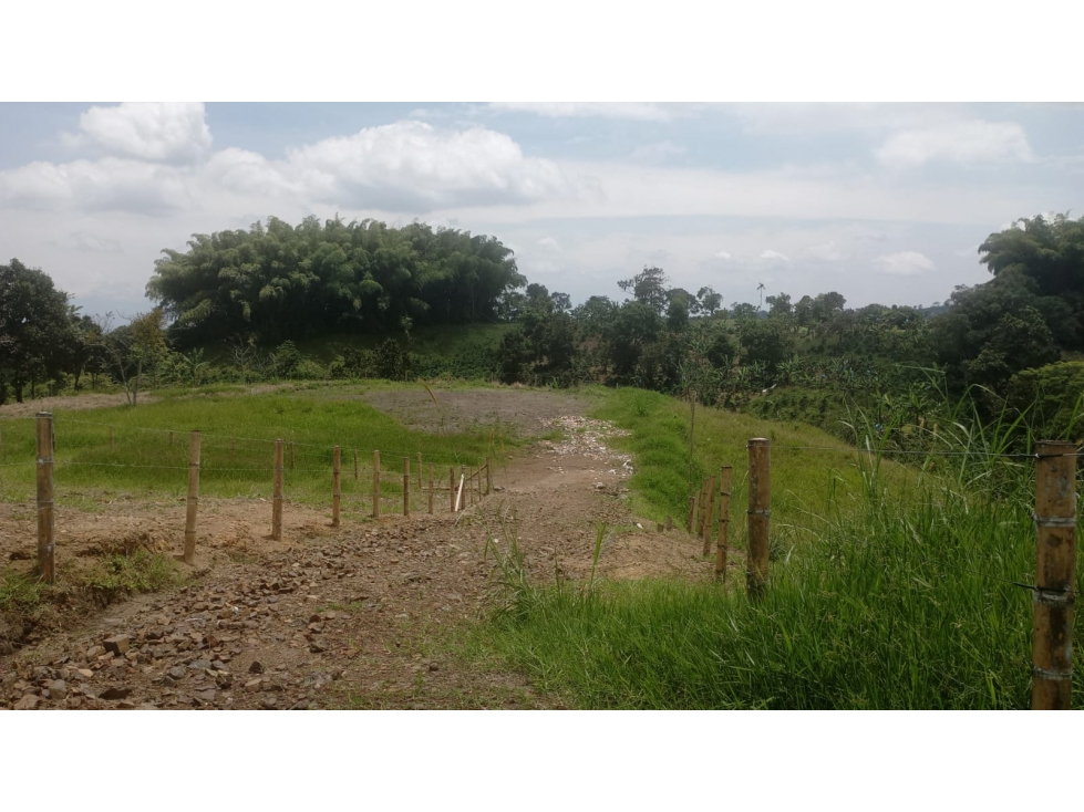 SE VENDE LOTE EN FILANDIA - 5