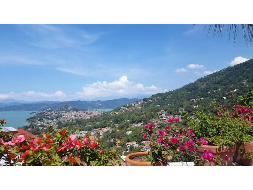 CASA EN VENTA CON EXCELENTE VISTA AL LAGO