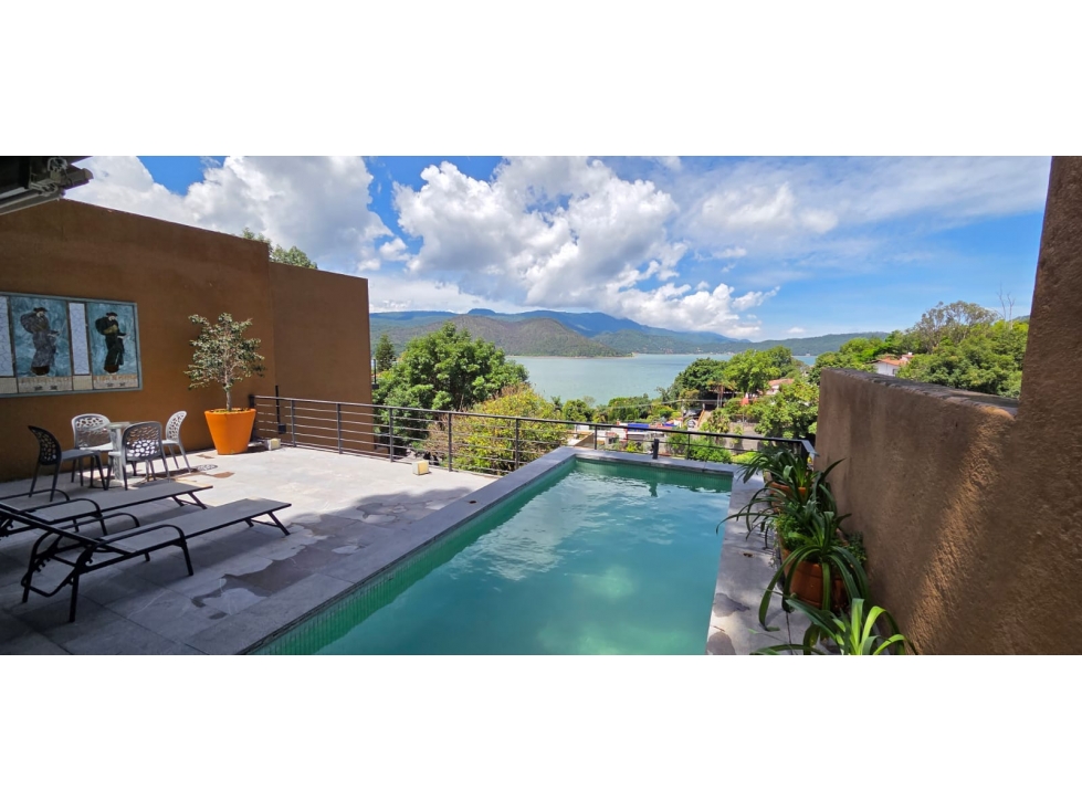 CASA EN RENTA CON ESPECTACULAR VISTA AL LAGO