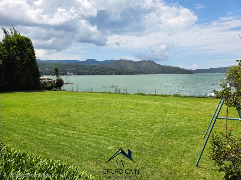 EXCLUSIVA CASA EN VENTA CON ACCESO AL LAGO.