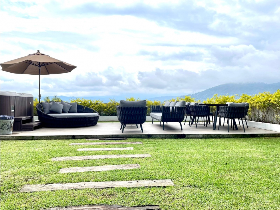 EXCEPCIONAL CASA EN VENTA EN AVANDARO, CON VISTA AL LAGO. - 1