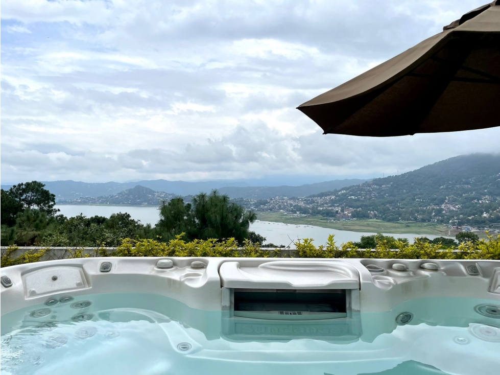 EXCEPCIONAL CASA EN VENTA EN AVANDARO, CON VISTA AL LAGO. - 3