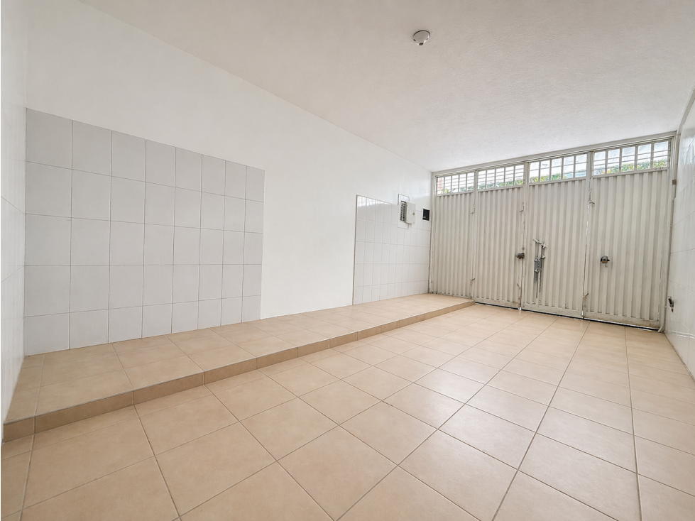 Casa Comercial de dos pisos en 300 m de lote sobre la Carrera 33 — foto 2