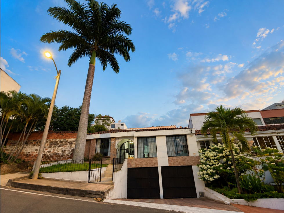 ESPECTACULAR CASA EN LA FLORESTA