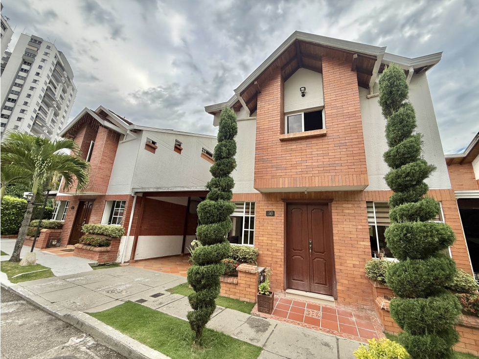 CASA AMPLIA DE 4 NIVELES, IDEAL PARA FAMILIA JOVEN Y ACOGEDORA - 2