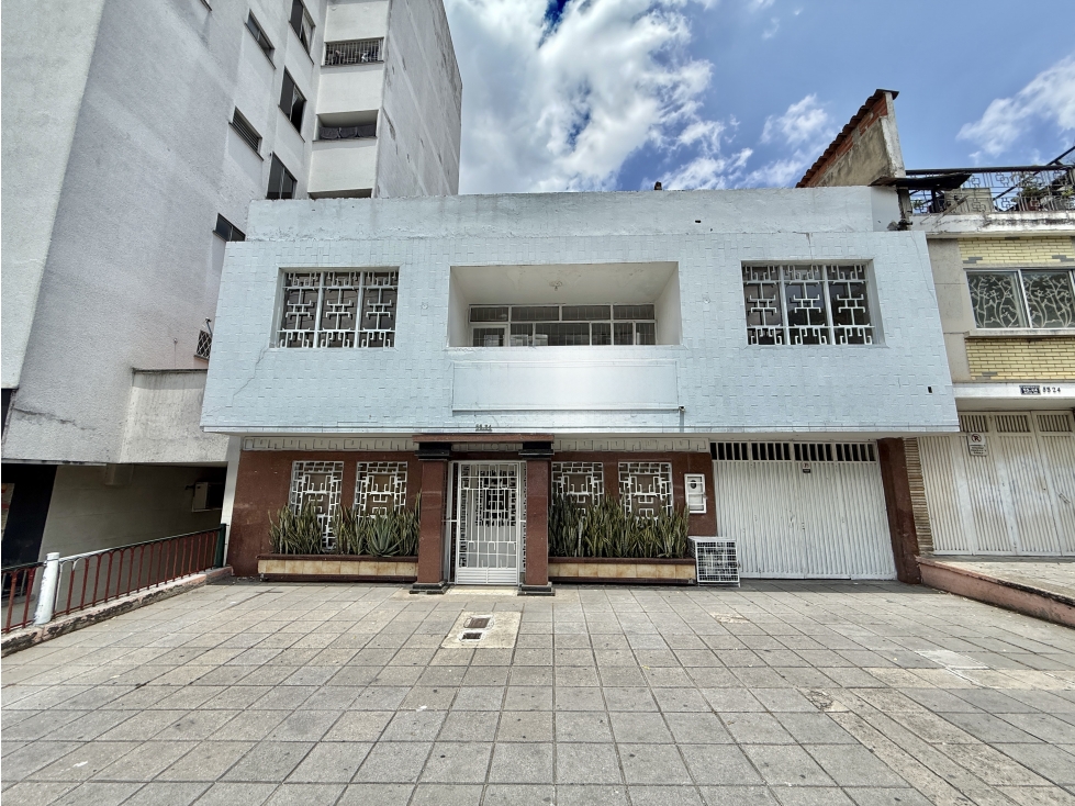 Casa Comercial de dos pisos en 300 m de lote sobre la Carrera 33