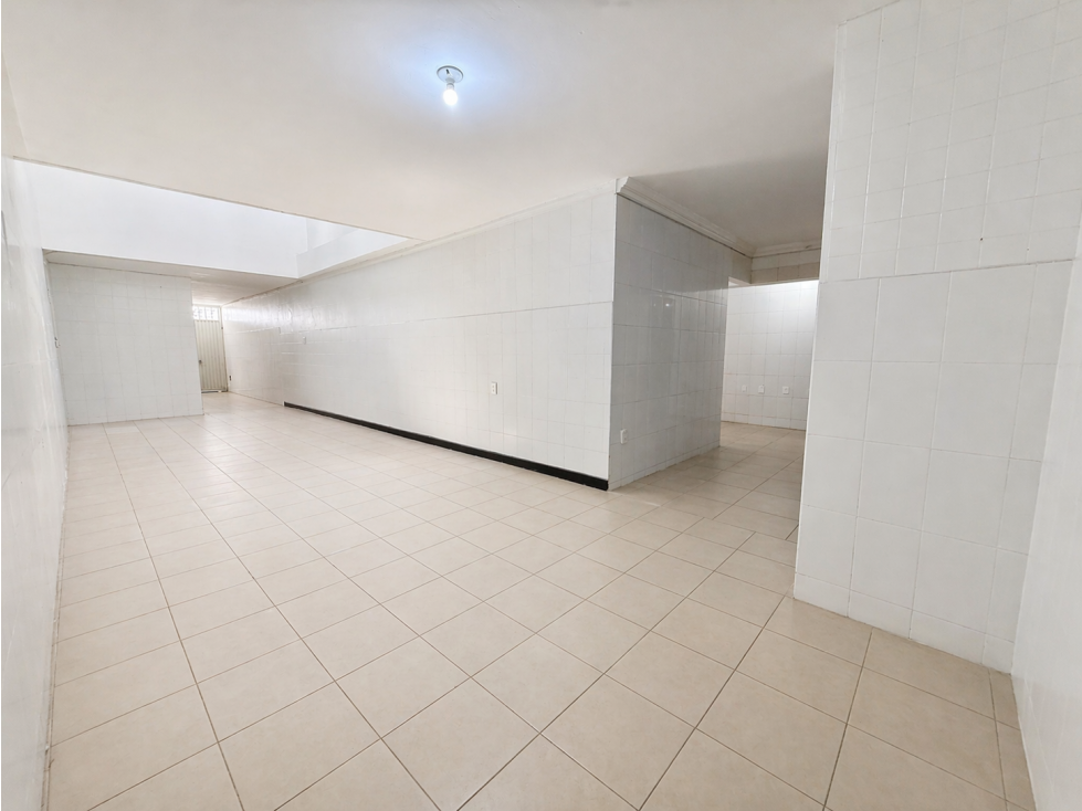 Casa Comercial de dos pisos en 300 m de lote sobre la Carrera 33 — foto 3