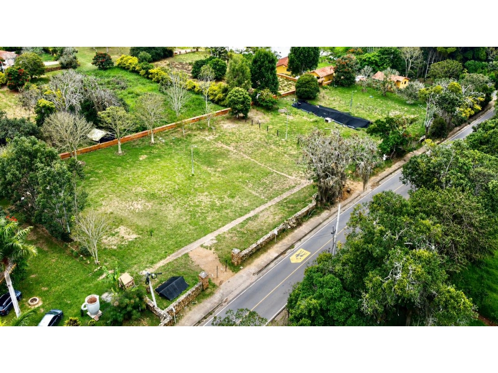 Lote sobre la vía principal, fácil acceso. LOTE 33 - 6
