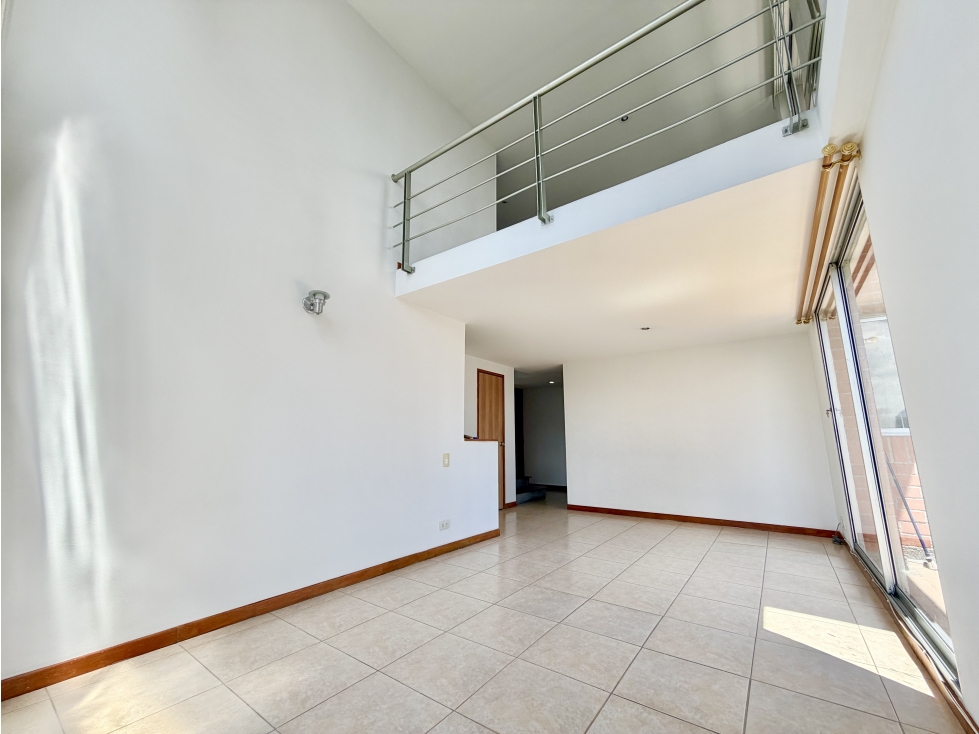 APARTAMENTO DÚPLEX EN ARRIENDO EN LOS BALSOS