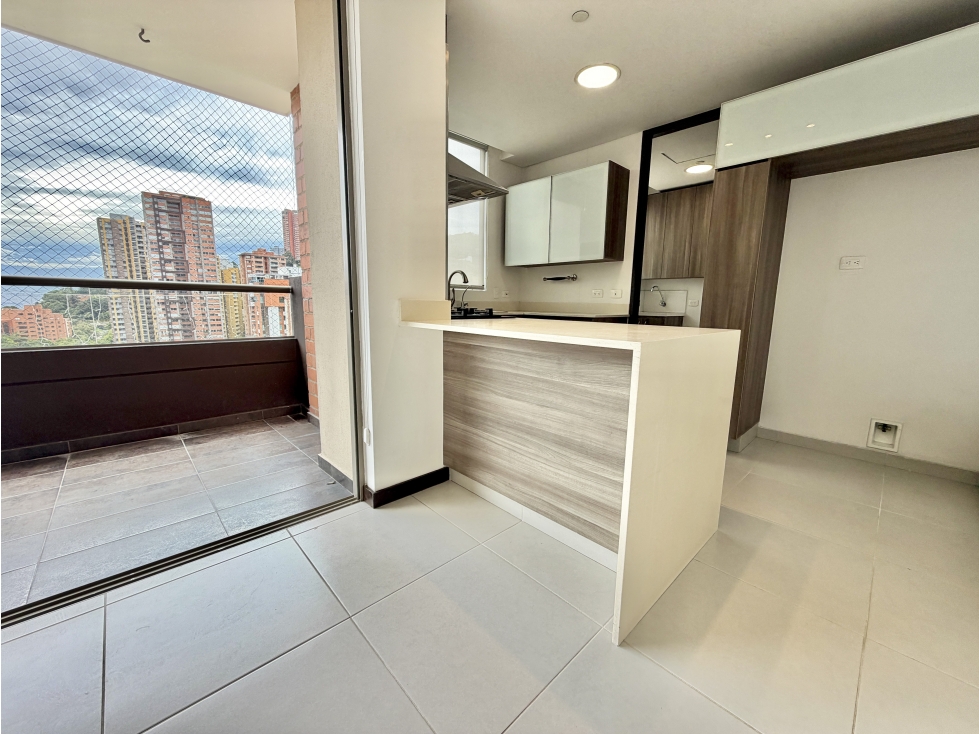 AMPLIO APARTAMENTO EN VENTA EN CASTROPOL EN EL POBLADO