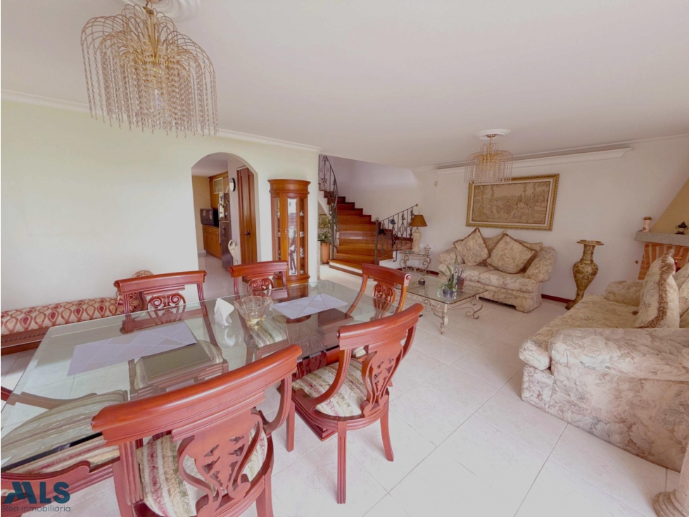 CASA EN VENTA EN EL TESORO MEDELLIN