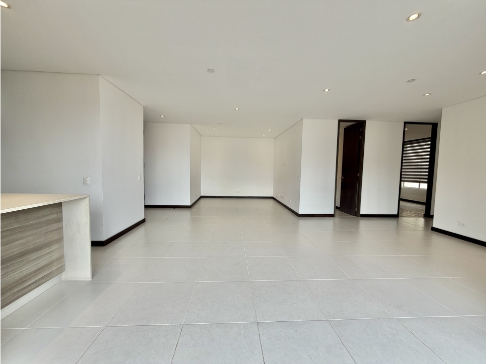 AMPLIO APARTAMENTO EN VENTA EN CASTROPOL EN EL POBLADO — foto 5