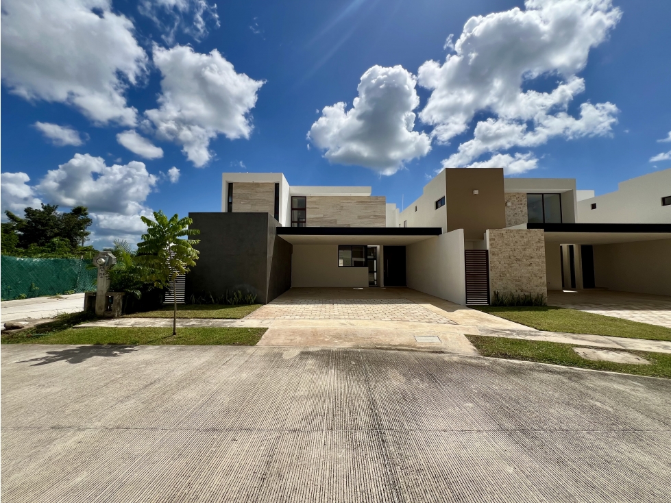 Venta de Casa de 4 habitaciones con Piscina en Privada en Mérida