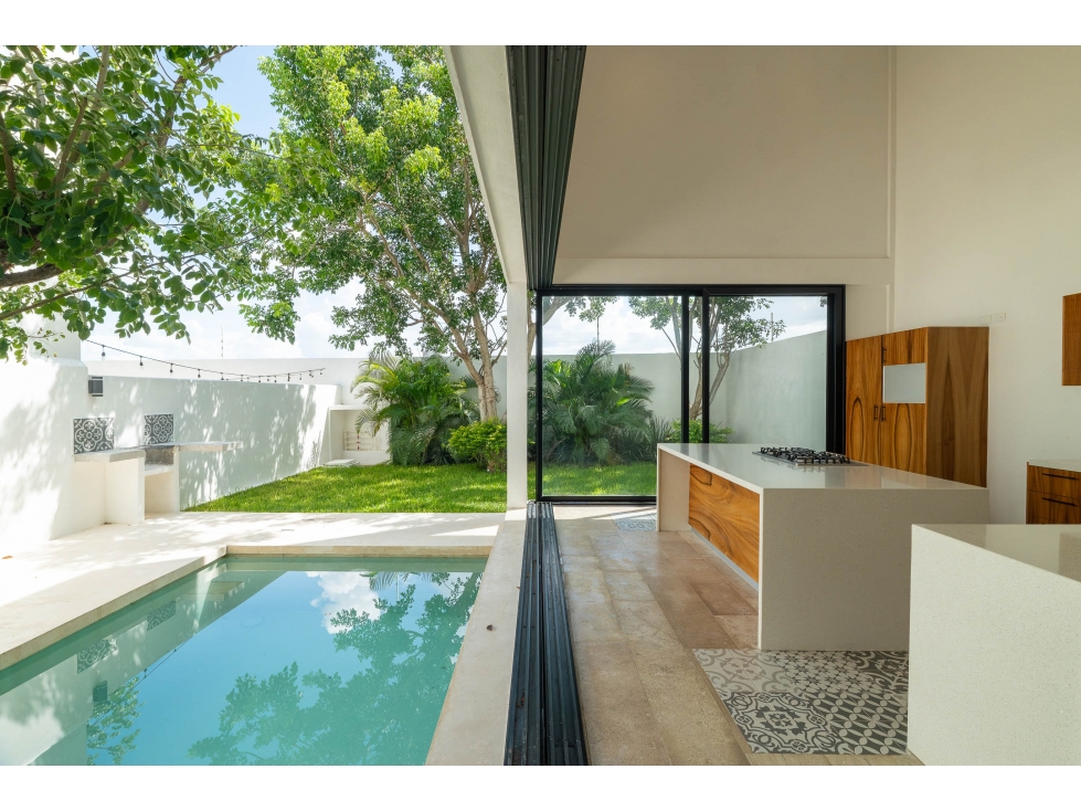 Venda de Casa en Privada Parque Central Mérida con Alberca