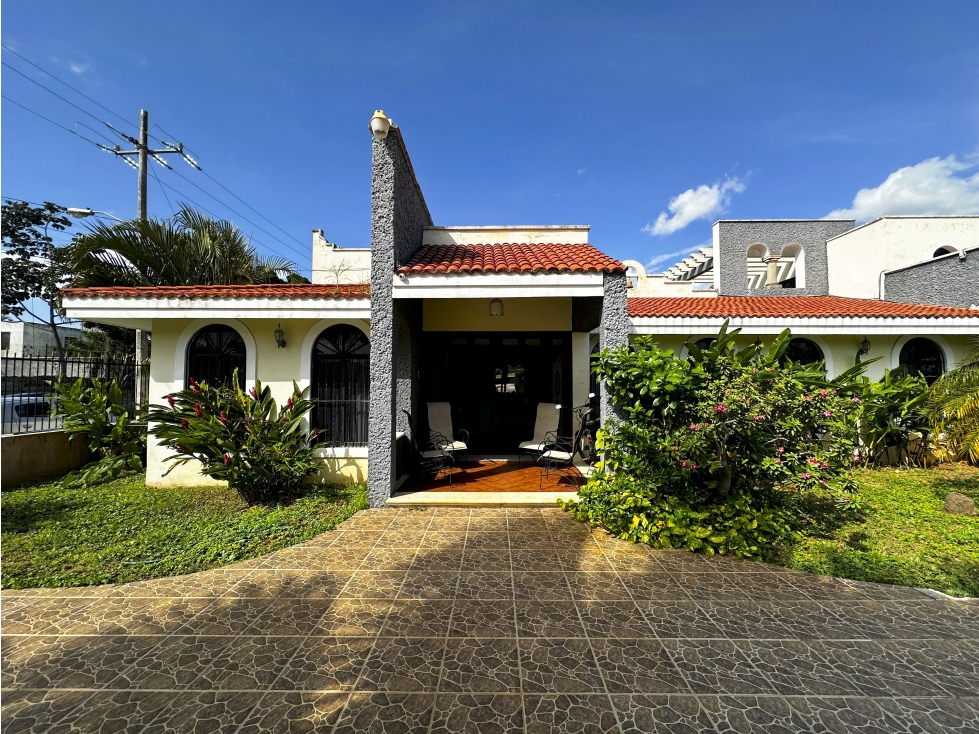 Casa de una planta, amplio terreno, en el Norte de Mérida