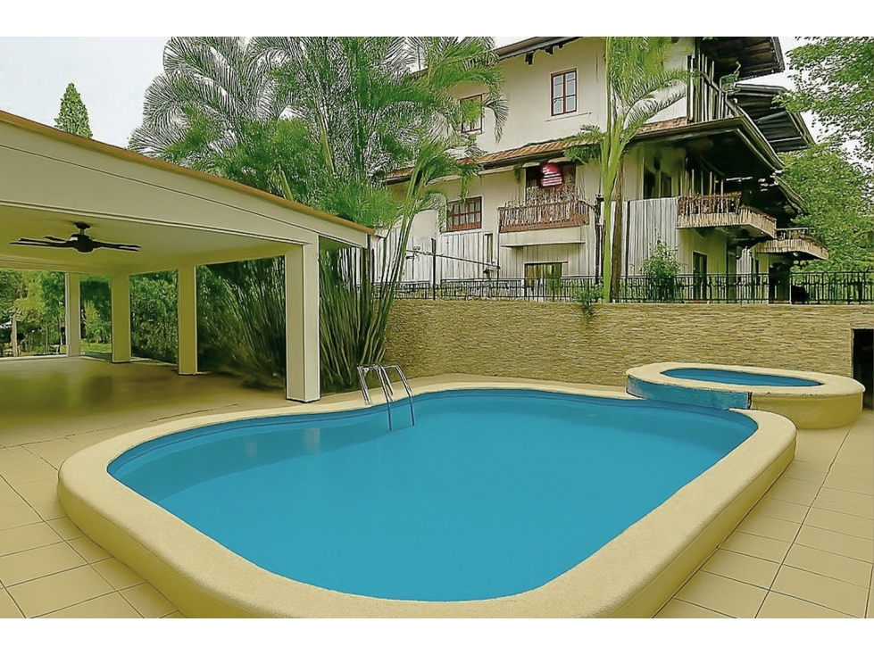 SE VENDE ESPACIOSA CASA CON PISCINA EN ALBROOK