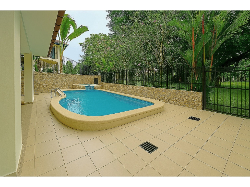 SE VENDE ESPACIOSA CASA CON PISCINA EN ALBROOK — foto 2