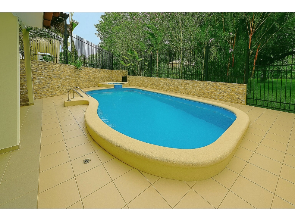 SE VENDE ESPACIOSA CASA CON PISCINA EN ALBROOK — foto 3