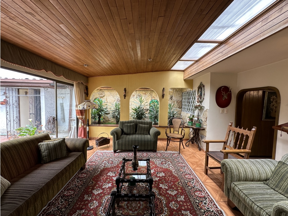 VENTA CASA CON JARDIN INTERIOR, NIZA, BOGOTÁ