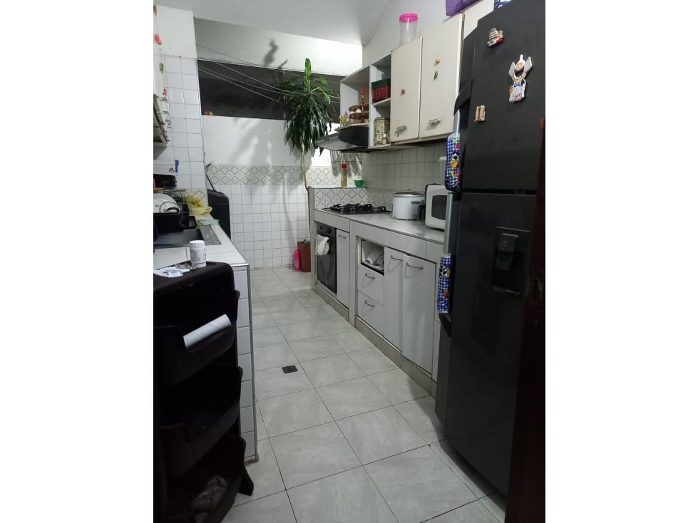 SE VENDE APARTAMENTO EN CAPRI EN PISO 4 DE 104 M2 PARA REMODELAR