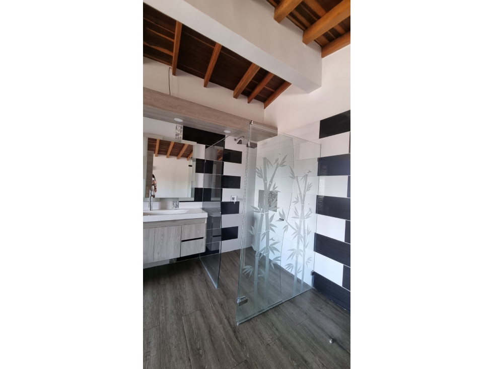 SE VENDE DUPLEX DE TRES NIVELES DE 242 M2 EN PISO 9 EN LAURELES — foto 3