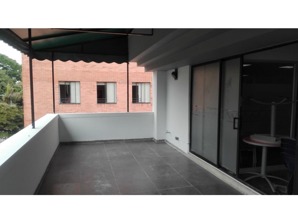 SE VENDE OFICINA PARA INVERSIÓN SECTOR LIMONAR DE 212 M2 EN PISO 3 - 3