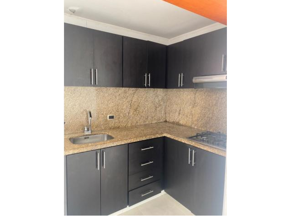 SE VENDE APARTAMENTO EN LOS ALAMOS EN PISO 4 DE 60 M2 EN UNIDAD CERRA
