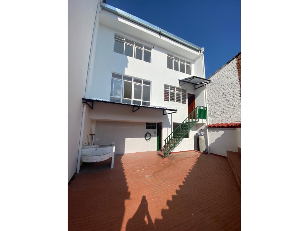 SE VENDE CASA EN MIRAFLORES DE TRES NIVELES — foto 5