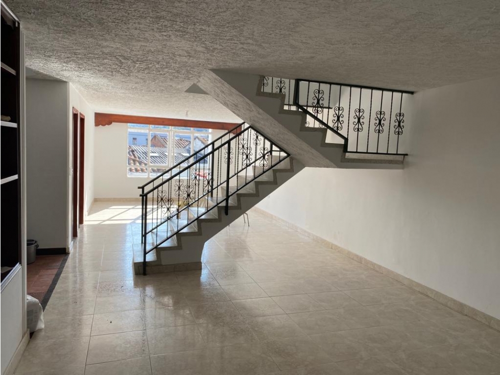 SE VENDE CASA EN MIRAFLORES DE TRES NIVELES — foto 3