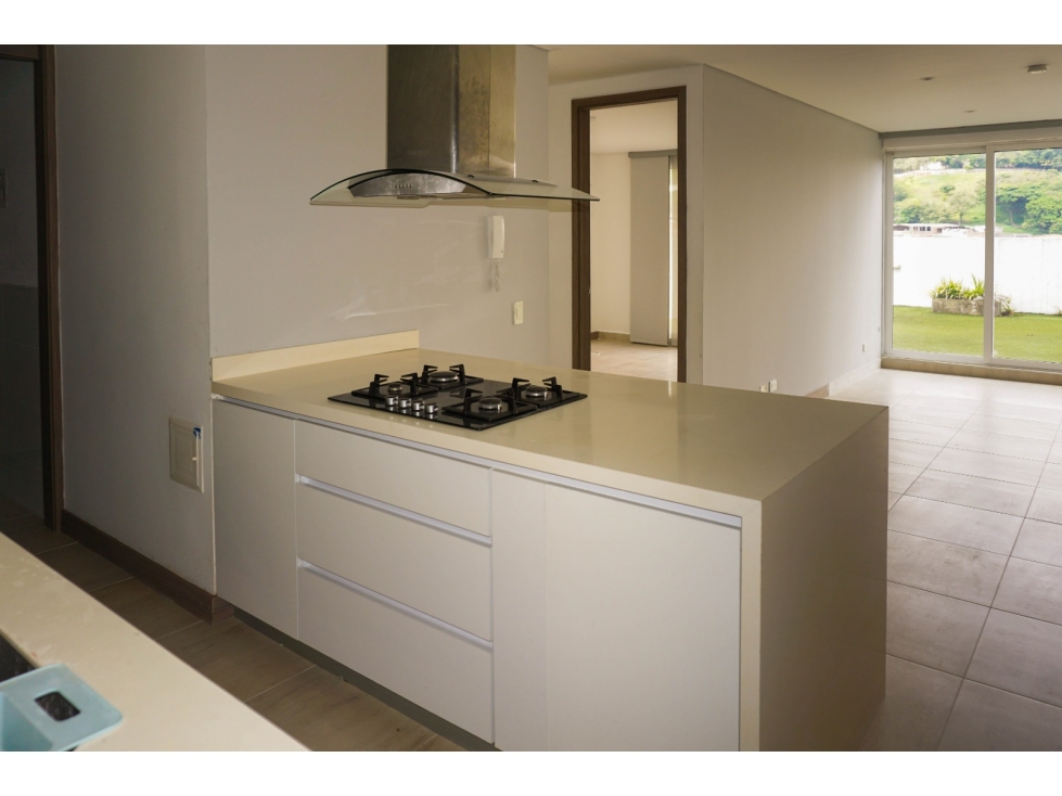 SE VENDE APARTAMENTO EN MIRAFLORES EN PISO 1 DE 100 M2 PARQUEADERO
