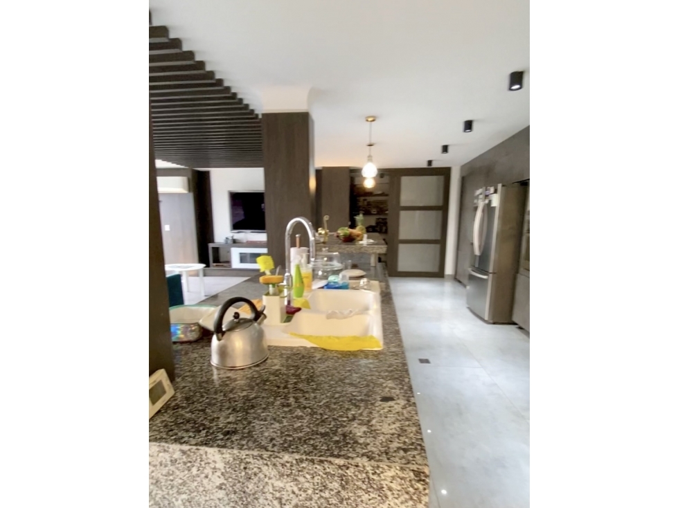 SE VENDE CASA EN SANTA MONICA RESIDENCIAL DE 800 M2 DE 4 NIVELES