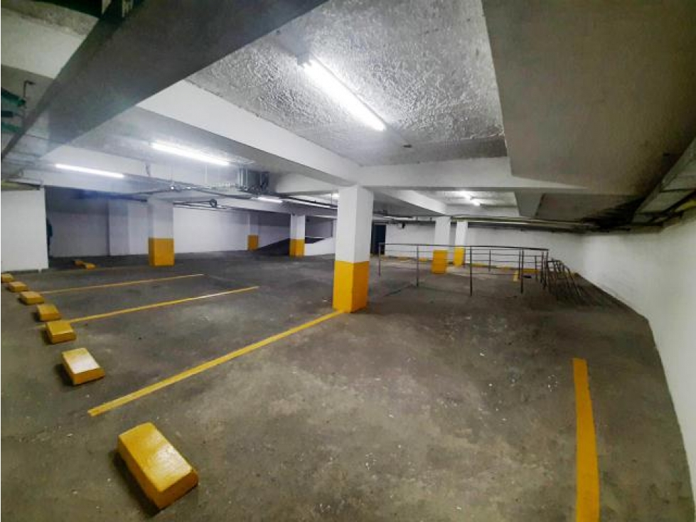 SE VENDE LOCAL COMERCIAL ESQUINERO EN SANTA MONICA DE 342 M DE 3 PISOS — foto 2