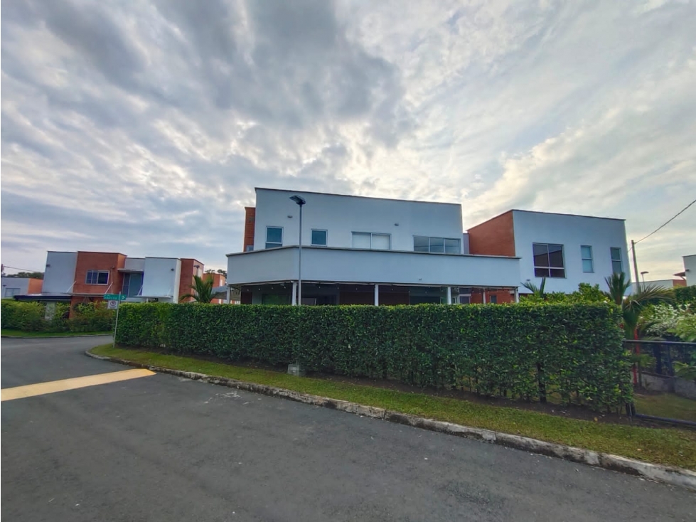 SE VENDE CASA EN LA MORADA CON PISCINA DE 450 M2 DE LOTE - 2