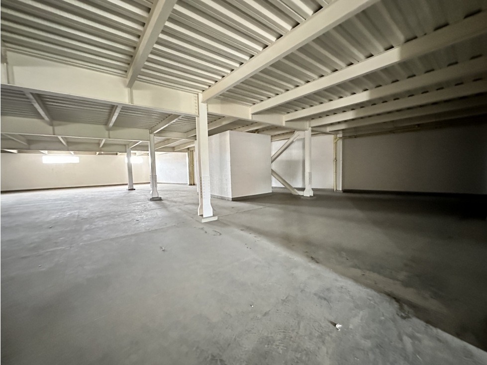 SE VENDE ESPECTACULAR BODEGA EN BARRIO LA ALIANZA DE 944 M2 DE LOTE — foto 2