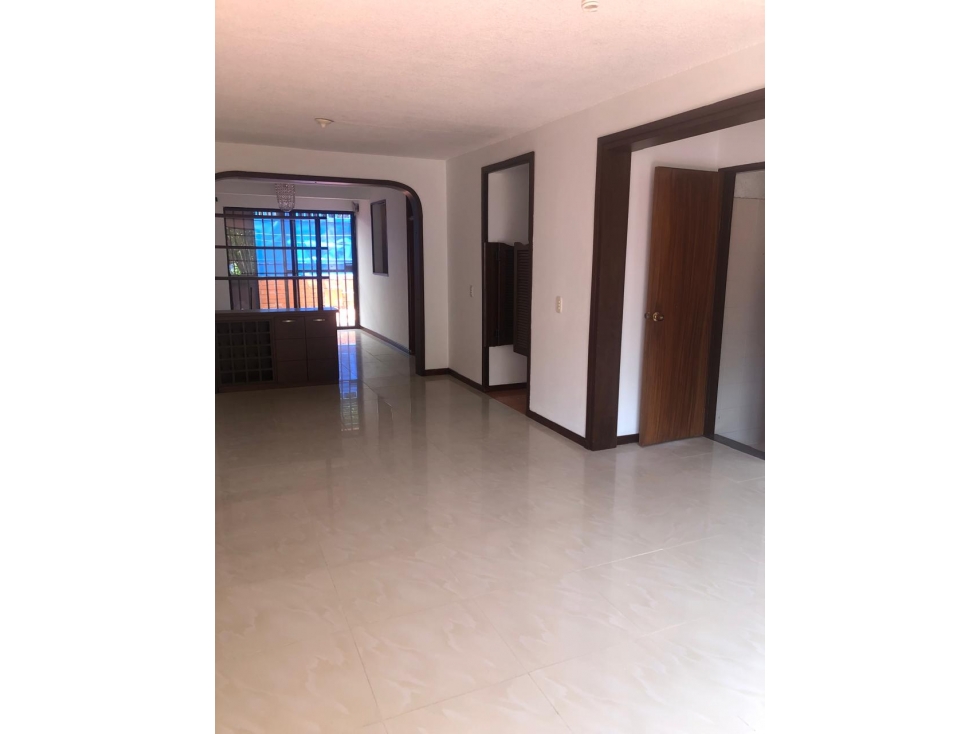 SE VENDE CASA EN LAS VEGAS DE TRES NIVELES EN CONDOMINIO DOS PARQUEA — foto 2