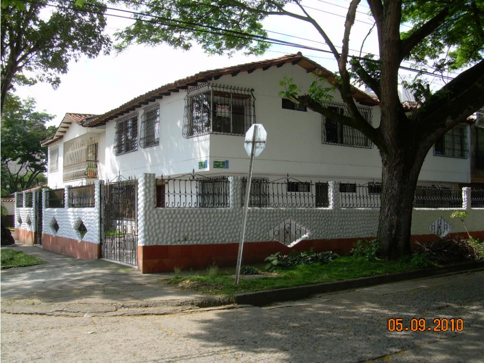 Se vende casa esquinera con apartamentos en la flora